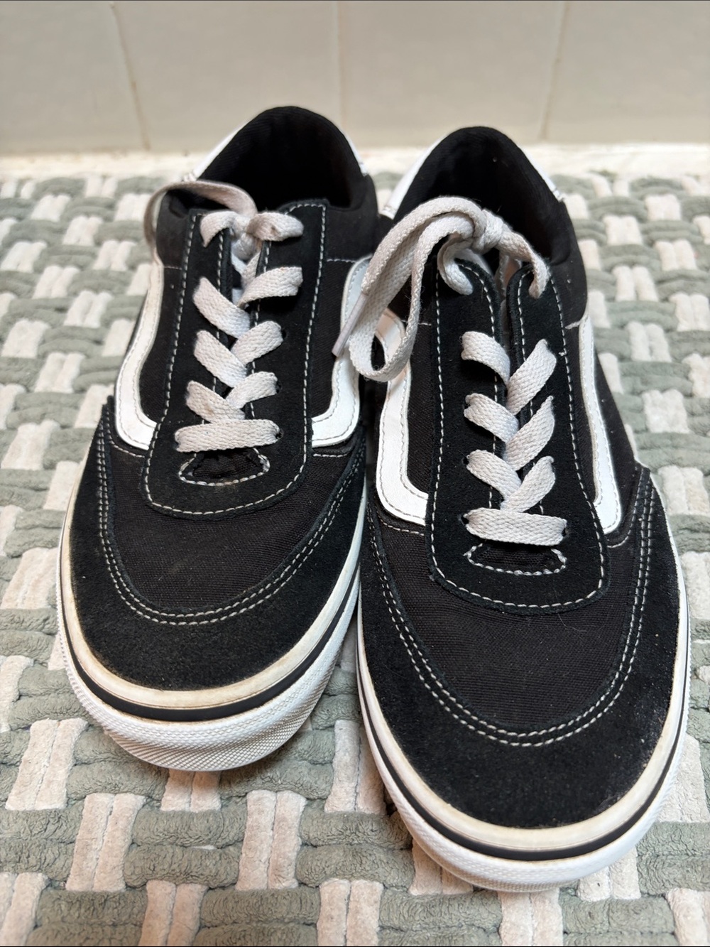 Vans Kids Black & White Low-Top Skate Sneakers size 4
